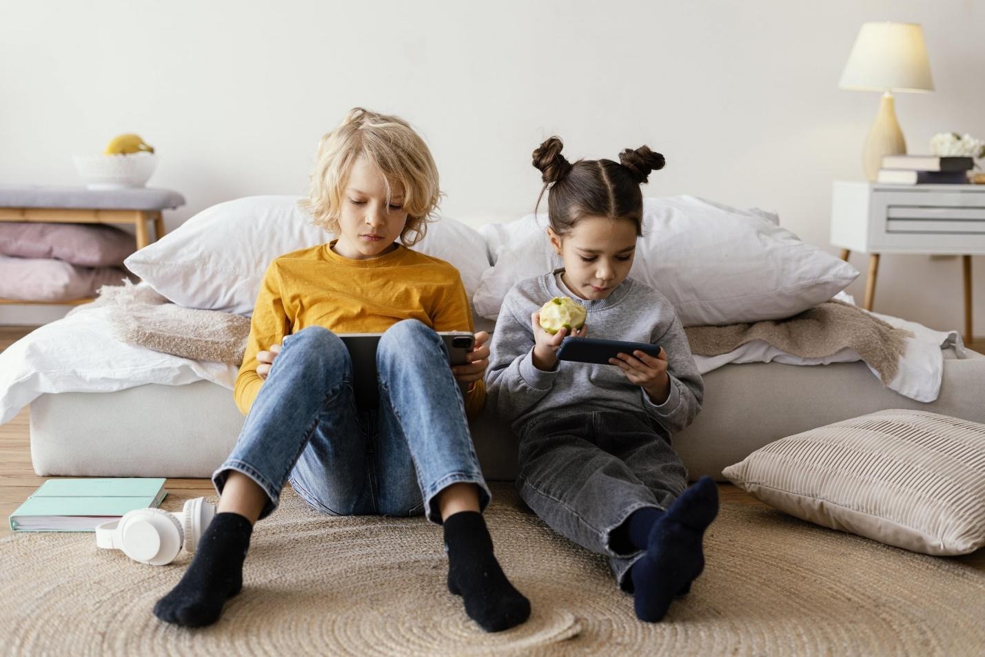 https://nus.org.ua/wp-content/uploads/2023/08/siblings-in-bed-playing-on-mobile-and-tablet-scaled.jpg